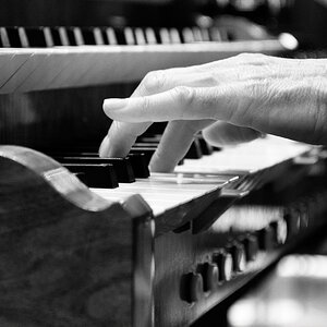 hand at the piano